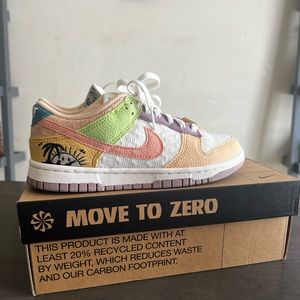 (Like NEW) Nike Dunk Low SE "Sun Club" (wmns 6)